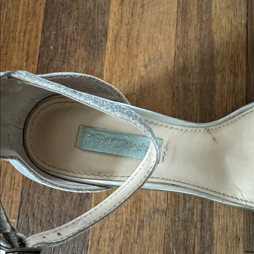 👡Betsey Johnson Miri silver glitter sandals with block heel. Size 8.